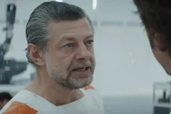 Andor, Andy Serkis in una scena dell'ottavo episodio