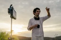 Babylon, un'immagine di Damien Chazelle sul set del suo film