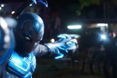 Blue Beetle, Xolo Maridueña in una sequenza del film