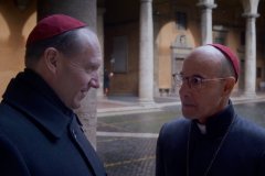 Conclave, Stanley Tucci e Ralph Fiennes in una sequenza del film