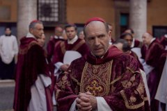 Conclave, Ralph Fiennes in una scena del film