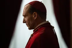 Conclave, Ralph Fiennes in una foto del film