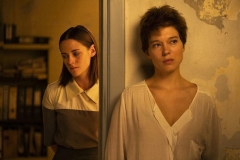 Crimes of the Future, Léa Seydoux e Kristen Stewart in una scena del film di David Cronenberg