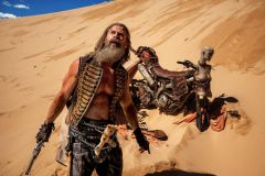 Furiosa: A Mad Max Saga, Chris Hemsworth in una scena del film