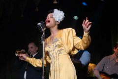 Gli Stati Uniti contro Billie Holiday, Andra Day in un'esibizione canora