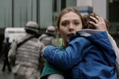 Godzilla, Elizabeth Olsen in una sequenza del film di Gareth Edwards