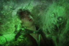 Il Signore degli Anelli - Le due torri, Elijah Wood circondato da forze oscure nel film di Peter Jackson