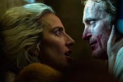 Joker: Folie à Deux, Joaquin Phoenix e Lady Gaga in un momento del film