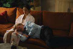 Kinds of Kindness, Jesse Plemons e Hong Chau in un momento del film