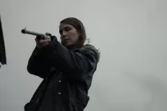 Lamb, Noomi Rapace imbraccia il fucile in una scena del film di Valdimar Jóhannsson