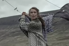 Lamb, Noomi Rapace in una scena del film di Valdimar Jóhannsson