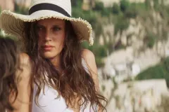 Masquerade - Ladri d'amore, Marine Vacth in una sequenza del film