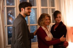 Natale a tutti i costi, Angela Finocchiaro, Claudio Colica e Dharma Mangia Woods in una scena del film