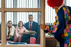 Non così vicino, Tom Hanks con Alessandra Perez e Christiana Montoya in un momento del film