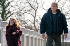 Non così vicino, Tom Hanks e Mariana Treviño in un momento del film