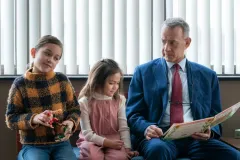 Non così vicino, Tom Hanks con Alessandra Perez e Christiana Montoya in un frame del film