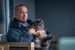 Non così vicino, Tom Hanks col suo amico felino in una scena del film