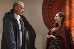 Non così vicino, Tom Hanks e Mariana Treviño in una sequenza del film