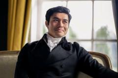 Persuasione, Henry Golding in una sequenza del film Netflix