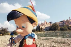 Pinocchio, il protagonista col Grillo Parlante in una sequenza del film di Robert Zemeckis