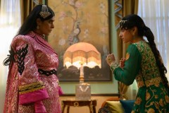 Polite Society, Nimra Bucha e Priya Kansara in una sequenza del film