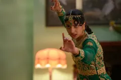 Polite Society, Priya Kansara in un frame del film