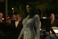 She-Hulk, una agghindata Tatiana Maslany in un momento della serie Disney+