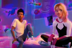 Spider-Man: Across the Spider-Verse, Miles e Gwen in una sequenza del film