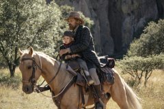 The Dead Don't Hurt, Viggo Mortensen e Atlas Green in una sequenza del film