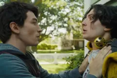 The Flash, un doppio Ezra Miller in una scena del film