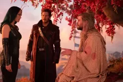 Thor: Love and Thunder, Chris Hemsworth, Chris Pratt e Pom Klementieff in una scena del film