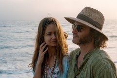 Vizio di forma, Joaquin Phoenix e Katherine Waterston in un'immagine del film di Paul Thomas Anderson