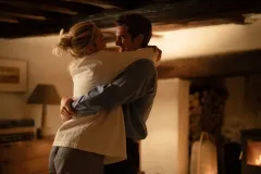 We Live in Time, Florence Pugh e Andrew Garfield in una scena del film