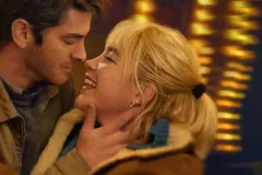 We Live in Time, Andrew Garfield e Florence Pugh in un frame del film