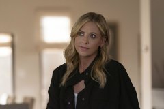 Wolf Pack, Sarah Michelle Gellar in un'immagine della serie Paramount+