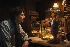 Wonka, Timothée Chalamet e Hugh Grant in una scena del film