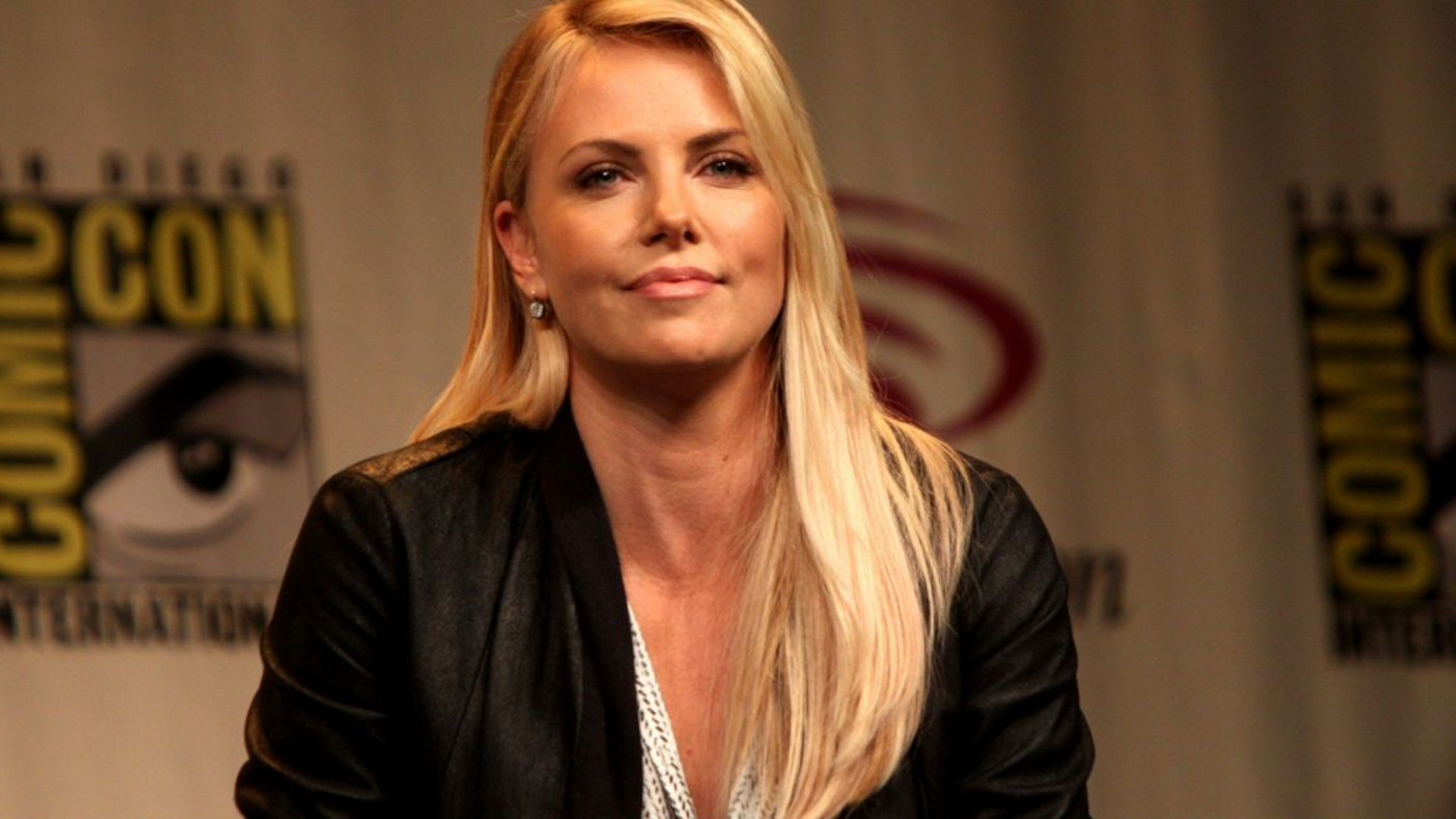 CHARLIZE THERON SARÀ DIRETTA DA NIKI CARO IN UN FILM SUL SURF FEMMINILE