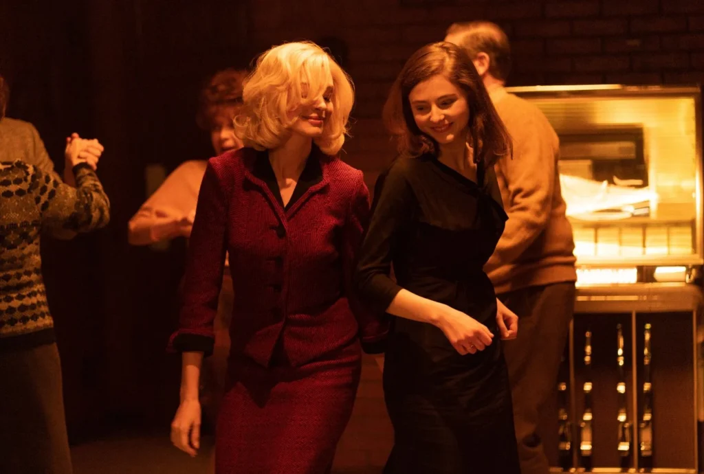 Eileen, Anne Hathaway e Thomasin McKenzie in un momento del film