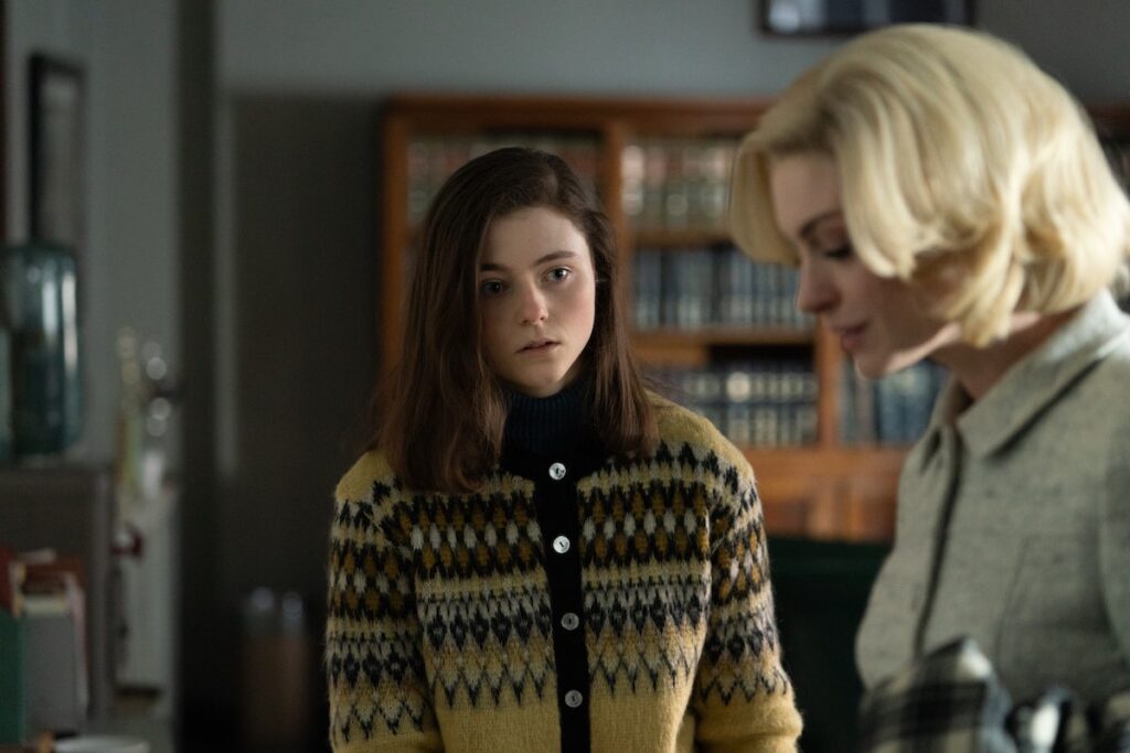 Eileen, Anne Hathaway e Thomasin McKenzie in una sequenza del film