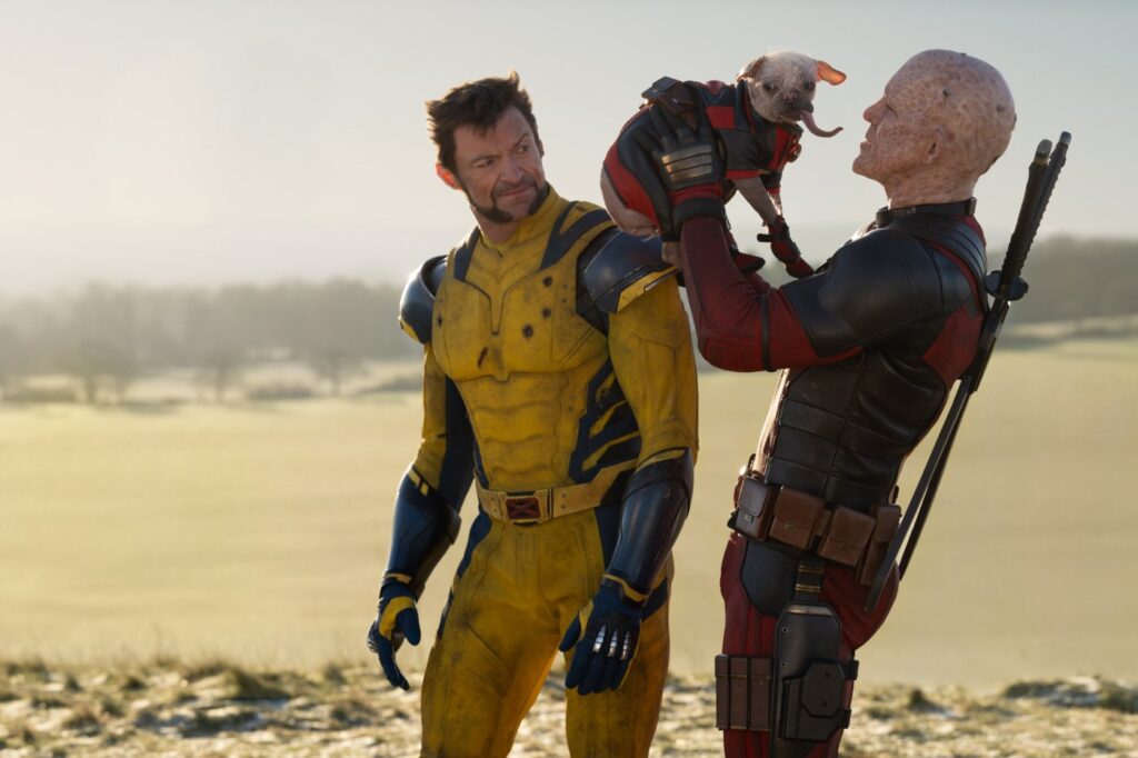 Deadpool & Wolverine, Ryan Reynolds e Hugh Jackman con Dogpool in una scena del film