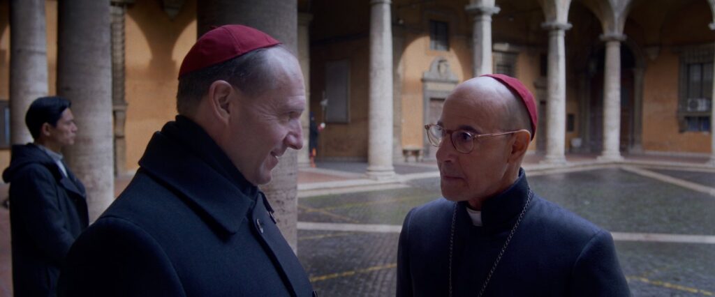 Conclave, Stanley Tucci e Ralph Fiennes in una sequenza del film