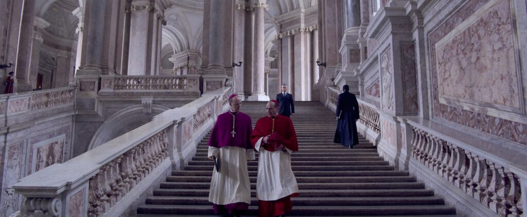 Conclave, Ralph Fiennes e Brian F. O'Byrne in una scena del film