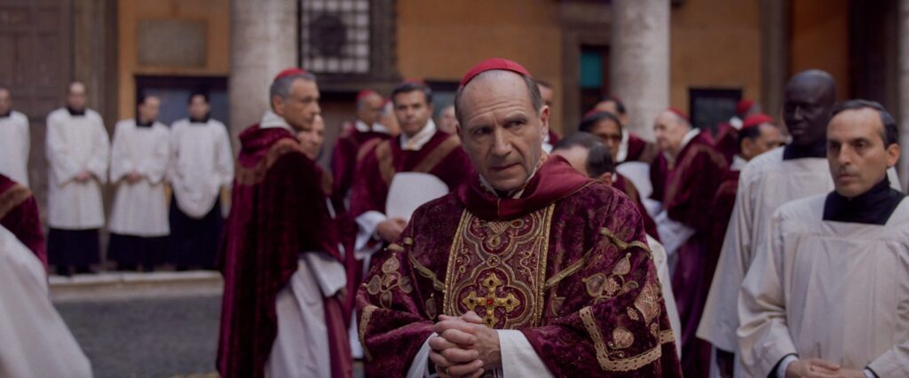 Conclave, Ralph Fiennes in una scena del film